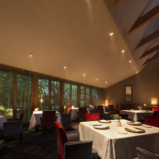 都会の喧騒を忘れる非日常空間で、ゆるやかに流れる時間を愉しむ