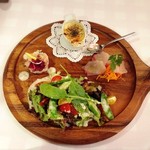 レストラン プティルッソ - （2018年10月）
      前菜盛り合わせ。
      ラタトゥイユ、サラダ、かんぱちカルパッチョ、カニとホタテのタルタル、ゴルゴンゾーラのポテトグラタン。
      カニとホタテのタルタル…テイクアウト希望 (*ﾉ∀`*)