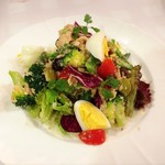 レストラン プティルッソ - （2018年10月）
      ニース風サラダ。
      黒板メニューのこちらが気になって注文。
      想像以上のボリュームに驚き(^◇^;)
      パスタは断念…