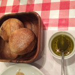 レストラン プティルッソ - （2019年6月）
      パンとオリーブオイル