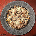 ガストロ スケゴロウ - 羊肉と茸のソテー ペコリーノチーズ掛け