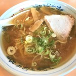 茶楽 - 　190621金　北海道　茶楽　醤油と塩のハーフラーメン700円