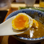 中華蕎麦 とみ田 - 味玉は比内地鶏とのこと　蒸し器から出てきた　濃厚かつ半熟具合もバッチリ　美味しい！