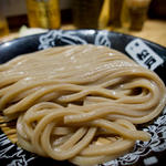 中華蕎麦 とみ田 - 見た瞬間に旨いとわかるルックス♪　折り目正しく整列した姿　茶色にテカリの入った…　瑞々しくしなやかな太麺