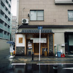 中華蕎麦 とみ田 - 総入替制です　Ｌ字カウンター９席　椅子が固定式なのも変わらず　少し座りやすくなったのかなー？　内装の雰囲気はあんま変化ないよーな？