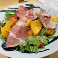 料理屋 みや﨑 - 宮崎マンゴーと生ハムのサラダ