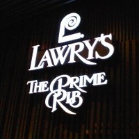 ロウリーズ・ザ・プライムリブ 大阪 - 入り口のロゴ