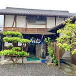 根ッ子うどん - 店舗外観。土砂降り、スマホいちおう防水…