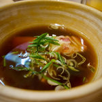 迂直 - つけダレ　上品な魚介に甘味有りつつも…　キリリとしたカエシの効いたタレ　ホントにバランスのよい　再仕込と覚しき豊かで凸のないカエシ♪　そして柔らかい鶏油の円み♥