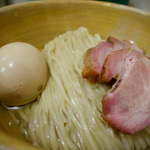 迂直 - 多加水細ストレート平打ち麺　昆布水を纏ってしなやかに♪　多加水ながら風味も歯応えもあり　喉越しの良さは筆舌に尽くしガタイ♡