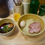 迂直 - 特製醤油つけ麺 1050円　昆布水に漬かっためんめん♥　麺線も整い昆布水に浸される美麺♥　つけ汁には葱・メンマ・カットしたちゃー　麺上に味玉と低温ちゃー２枚