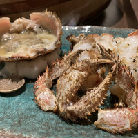 炉端焼レストラン 志古津 - 毛ガニの焼き！身は可愛いサービススタッフの瀬野さんに崩してもらいましょう笑