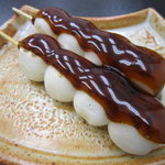 紅彩 - 焼きたてぬくぬくのみたらしだんごを召し上がれ：1本80円