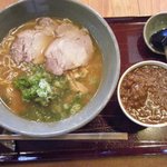 美渓 - 少しお得で欲張りなカレー小丼とラーメンセット。カレーとラーメンの相性ばっちりです！！