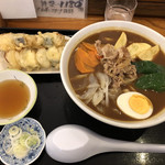 駕籠休み - 奥に見えてるのがアイドル天。今日はナスの代わりにズッキーニでした。