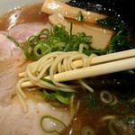 Ramen mifuku - 焼きアゴ醤油麺の麺リフト★