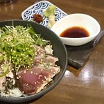 飲んべぇ食堂 らくだ屋 - 鰹たたき丼(メニューに無いです)