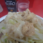 ラーメン二郎 - デフォのもやしの上にあぶら