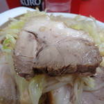 ラーメン二郎 - もやしをやっつける時の豚一枚目