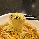 中国料理 神田 桃園 - 麺はカンスイの効いた中華麺