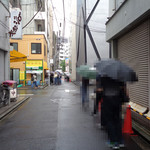 ラーメン二郎 - 第三エリアからお店を望む