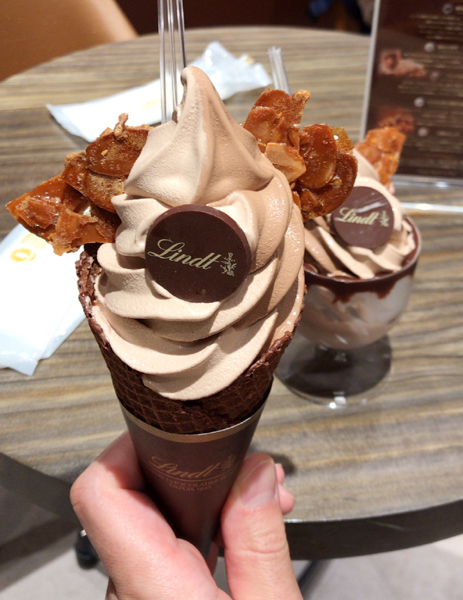 リンツショコラのソフトクリーム、699円也』by サントーシュ