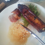 ビストロ セレニテ - スペアリブ　骨に付いた身を素手で取ってむさぼり尽します。