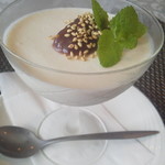ビストロ セレニテ - 名称失念　ムースの様なプディング　餡子と白ごま鎮座　コーヒーのお茶請けにピッタリ