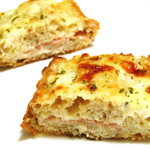 サ・マーシュ - クロックムッシュの断面。ハムとベシャメルソースがサンドされている。