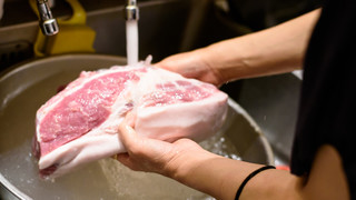 Brasserie Les Cercles - 塩漬けされた肉の下処理