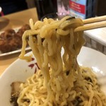 油そば きりん寺 - 中太ちぢれ麺リフトアップ。