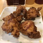 油そば きりん寺 - 唐揚げ×3個。でも4個あるね。