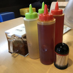 油そば きりん寺 - あっちとこっちは同じ物ですね。素早い操作が必要だから、待たずに実施するため2人分置かれているのでしょう。