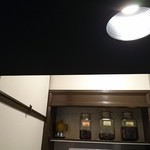 いなだ珈琲舎 - 豆のボトルのあたり。私の好きな画角です。