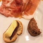 アンディアーモ アッラ ウシータ - 4種の生ハム、アンチョビバター、鶏レバームース