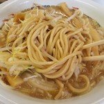 ホープ軒 - 麺を潜らせて角柱系黄土色ストレート麺