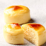 ラ ブティック ドゥ ジョエル・ロブション - 料理写真:ロブションのチーズケーキ　￥294　チーズ本来のゆたかな風味をお楽しみ頂けます。