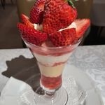 資生堂パーラー - 新潟県産“越後姫”のスペシャルストロベリーパフェ