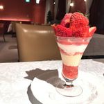 資生堂パーラー - 新潟県産“越後姫”のスペシャルストロベリーパフェ