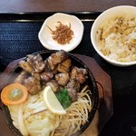 もん勝 - 鶏炭火焼定食¥1080
            ご飯は白飯or鶏の炊き込みご飯を選択
            炭の網焼き鶏肉は強火の近火で色黒さん