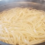Mon Katsu - 土鍋の饂飩はグツグツ煮立って　正に地獄炊き
                        うどんすくいが無いので箸で引っ張る