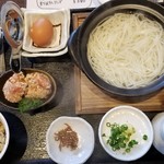 もん勝 - 五島うどん地獄炊き御膳¥1080
            左上から、デザートのパンナコッタ（プリンでは無いと思う）　生卵　鶏の唐揚げ　かしわ飯　地獄炊きの五島うどん　じゃこ　薬味の葱　醤油のつけ汁　（あご汁は付かない）