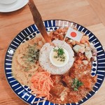 リトルネストカフェ - 1周年記念メニューの３種がけカレー
            れんこんと挽き肉のココナッツカレー/3種の豆キーマ/赤ワインで煮たビーフカレー。
            サラダ、スープ、ドリンク、プチデザート付