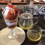 コマグラ カフェ - プラムとさくらんぼのパフェと、山科茶舗のお茶 日本茶 コマグラブレンド