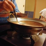 Tsukitei - 仲居さんが牛スープ茶漬け作成中