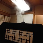 Tsukitei - 隣席の同伴カッポーはすき焼き　衝立の向こうで湯気がボワッ