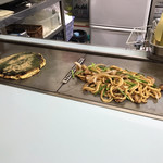 お好み焼 まさみ - お好み焼きと、焼きうどんが並ぶ図