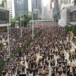 SilverKris Lounges - 銅鑼湾を出たデモ隊の先頭付近が金鐘に到達したところ