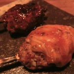 ジビエ料理 あまからくまから - 「佐助豚のつくね焼き」：“黒だれ”と“トマトフォンデュ”の２種のたれがオススメ♪