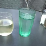 Open City - 白ワインとテーブルセット